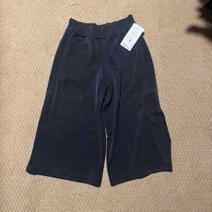 Lululemon Seek Softness MR Crop - size 6